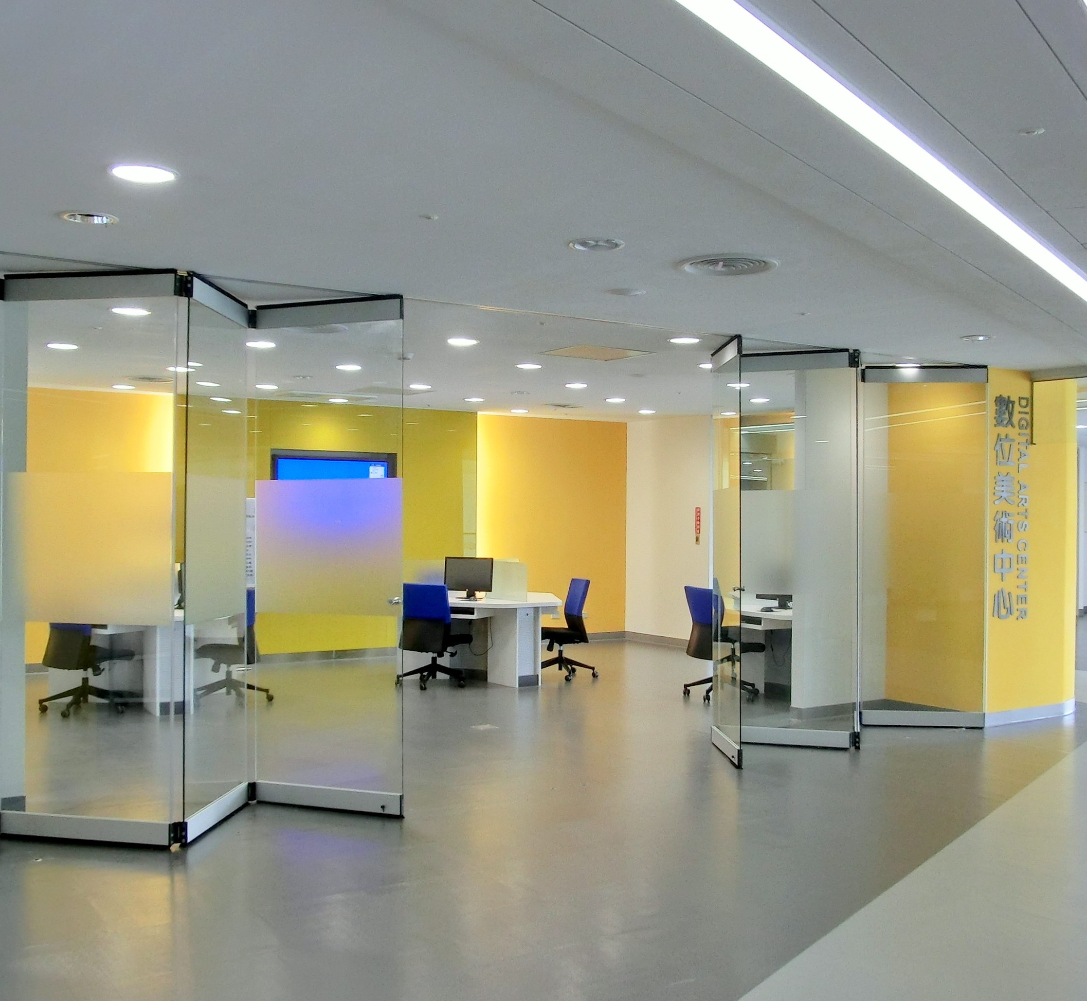 bi-folding door,glass folding door