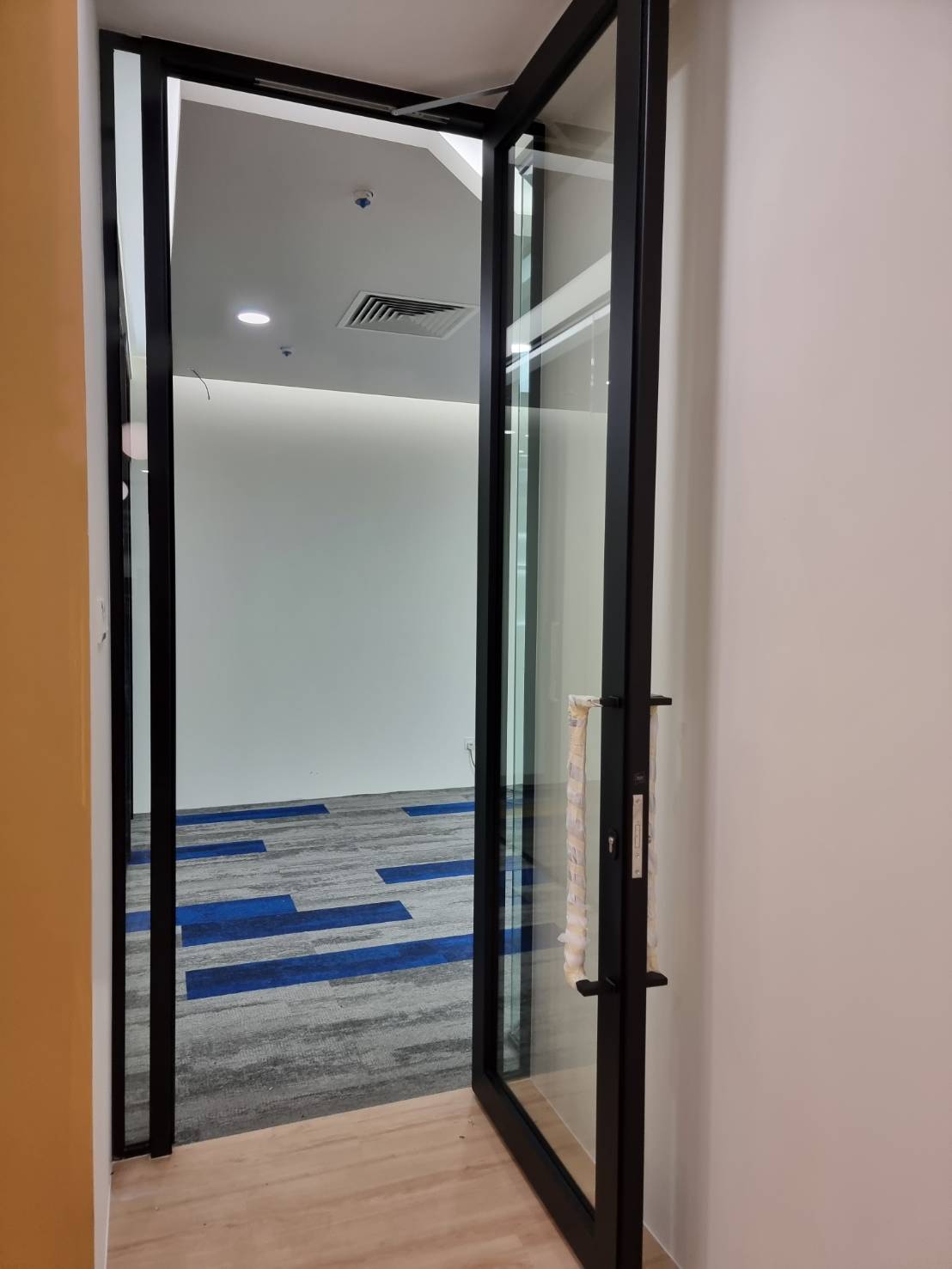 heavy duty concealed door closer