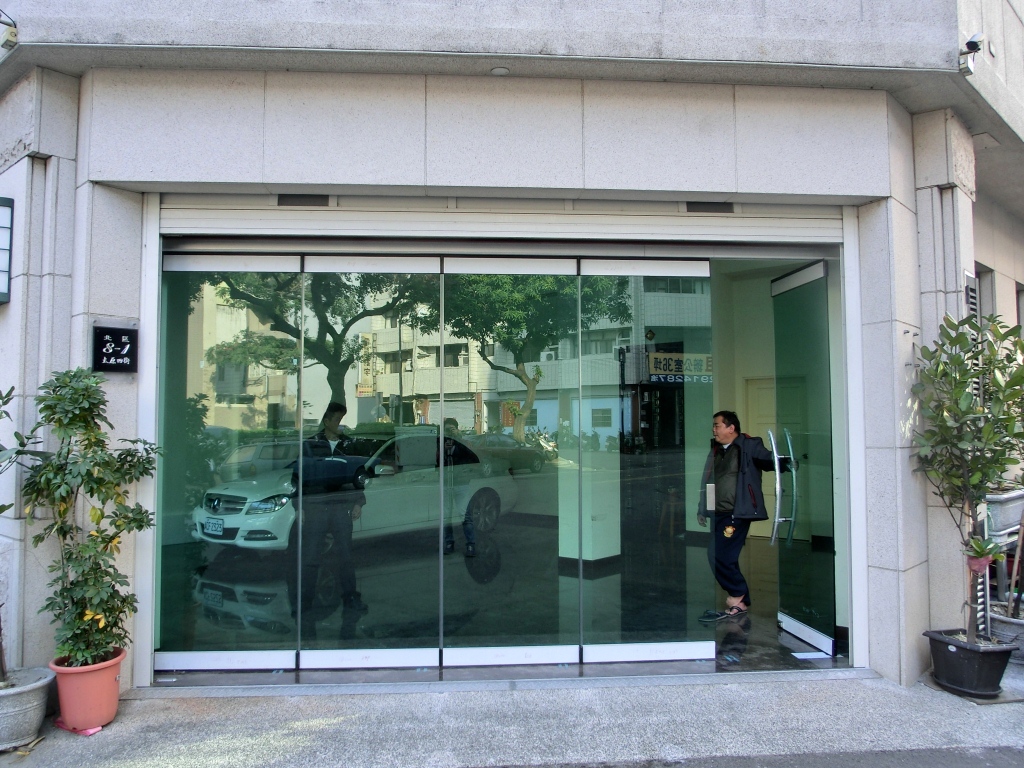 Bi-folding door